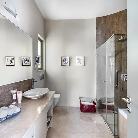 Adam Front With Private Butler Vokolidha